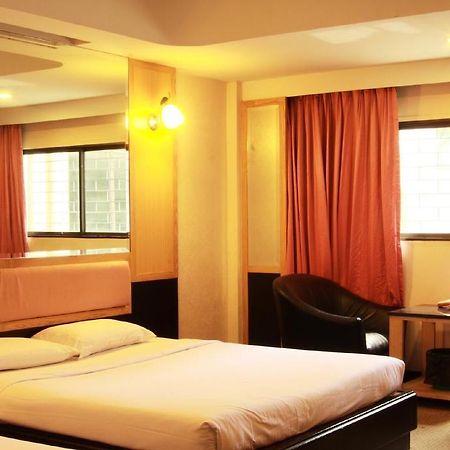 בנגקוק Pradipat Hotel מראה חיצוני תמונה