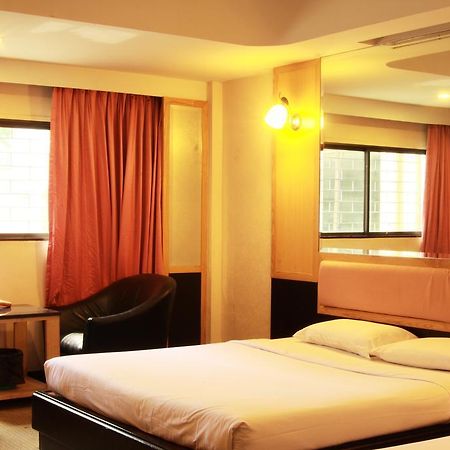 בנגקוק Pradipat Hotel מראה חיצוני תמונה