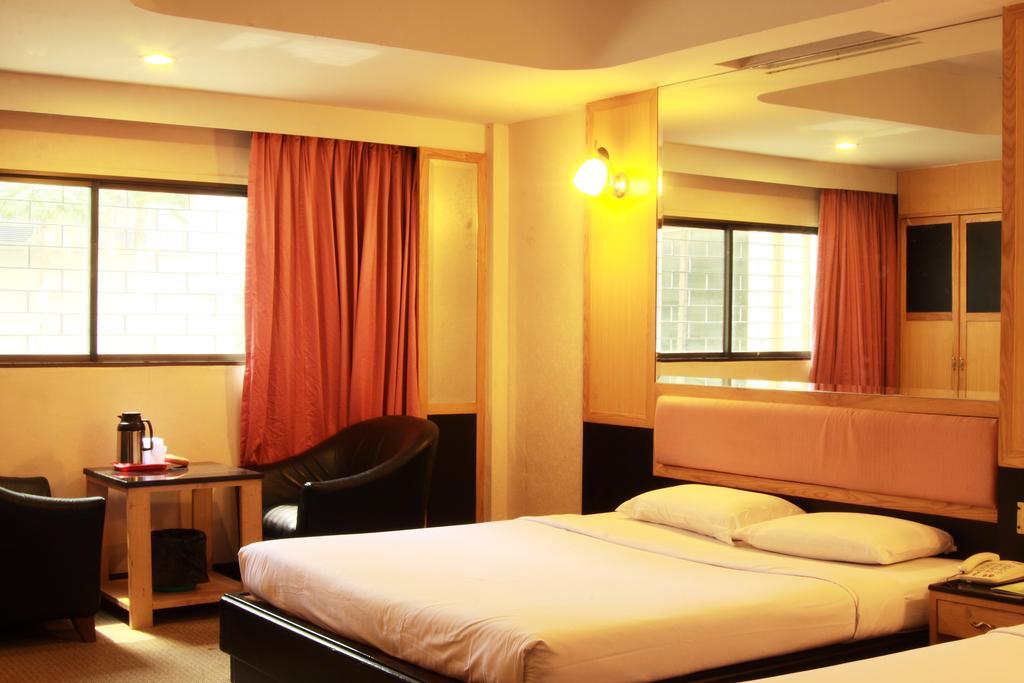 בנגקוק Pradipat Hotel מראה חיצוני תמונה